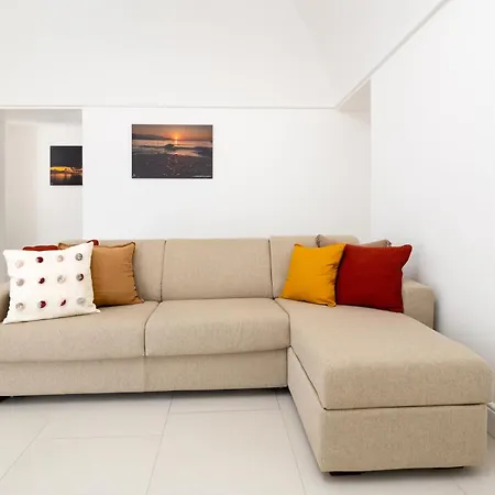 Radici House - Elegant With Patio And View