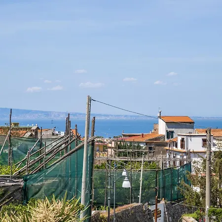 Radici House - Elegant With Patio And View