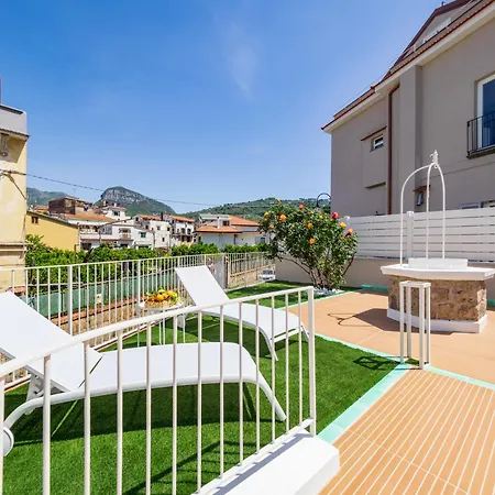 Radici House - Elegant With Patio And View