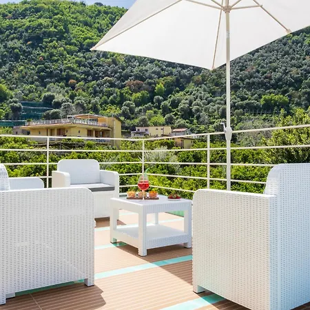 Radici House - Elegant With Patio And View